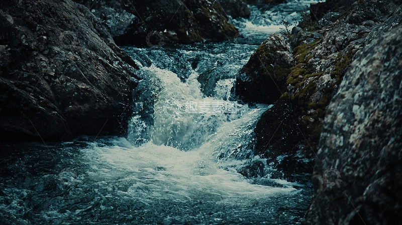 高清大图下载【趣麦麦图】山间溪流湍急的流水