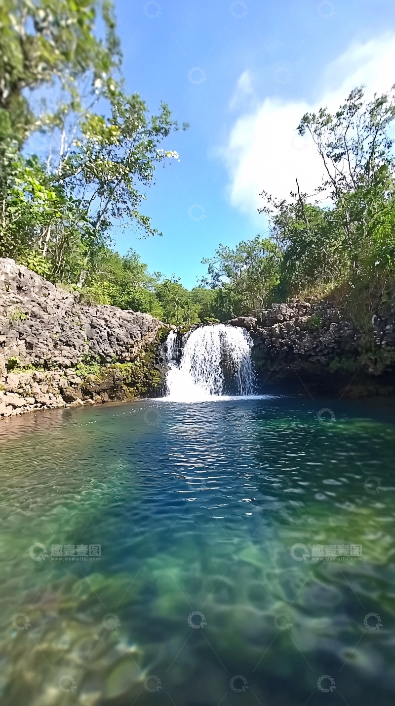 高清大图下载【趣麦麦图】清澈瀑布碧绿水潭