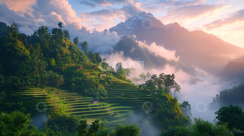 高清大图下载【趣麦麦图】翠绿山坡云雾缭绕的雪山