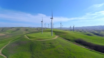 绿色山丘上的风力发电场