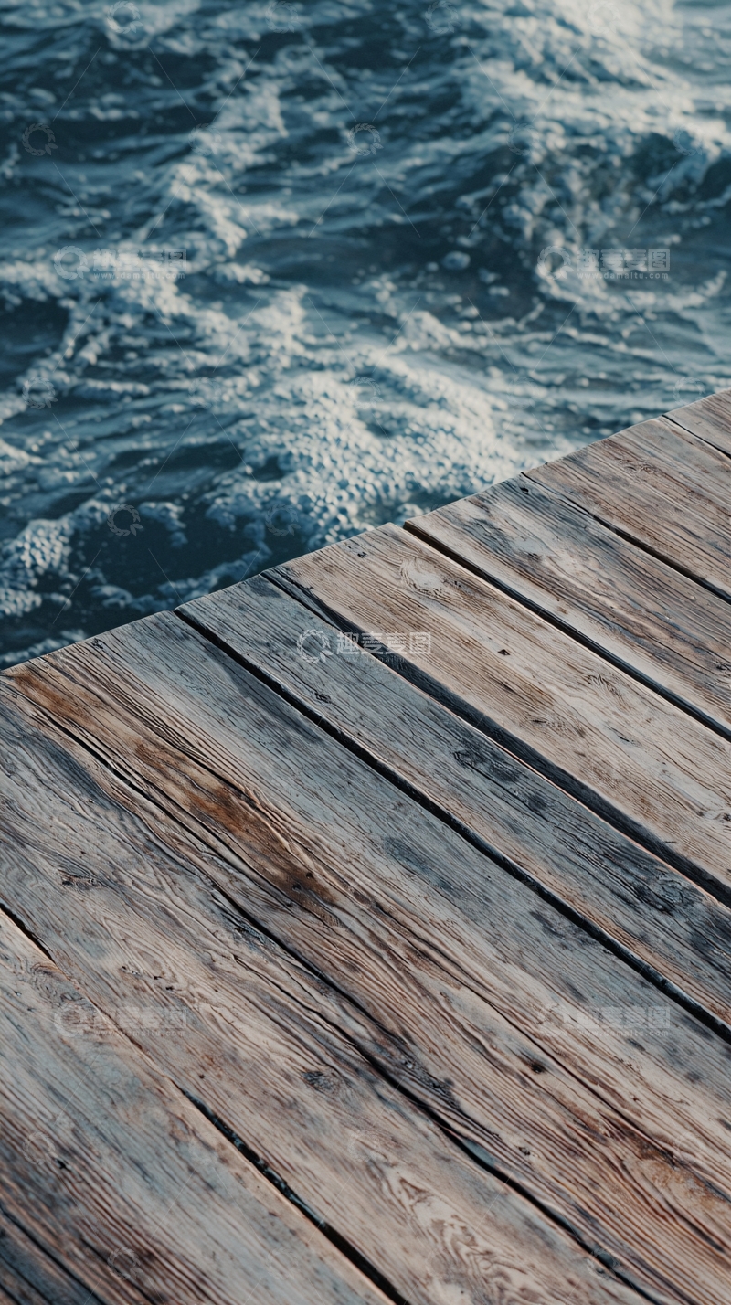高清大图下载【趣麦麦图】木质码头与波涛汹涌的大海