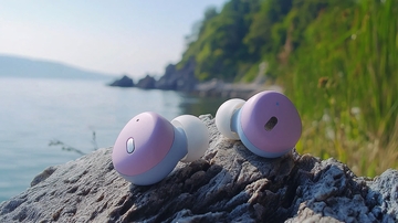 户外场景下的粉色无线耳机