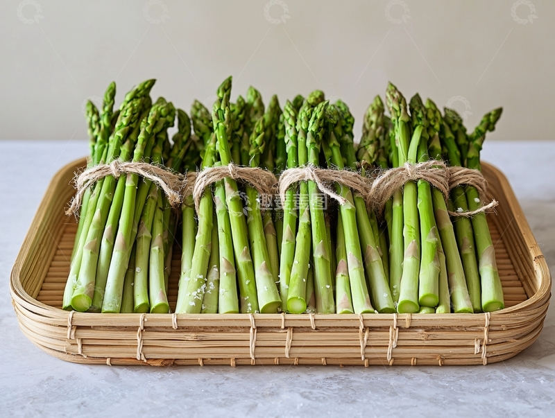 高清大图下载【趣麦麦图】新鲜芦笋束放在竹编盘