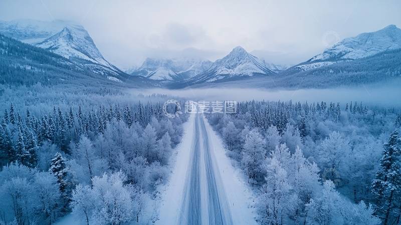 高清大图下载【趣麦麦图】雪山森林中的公路