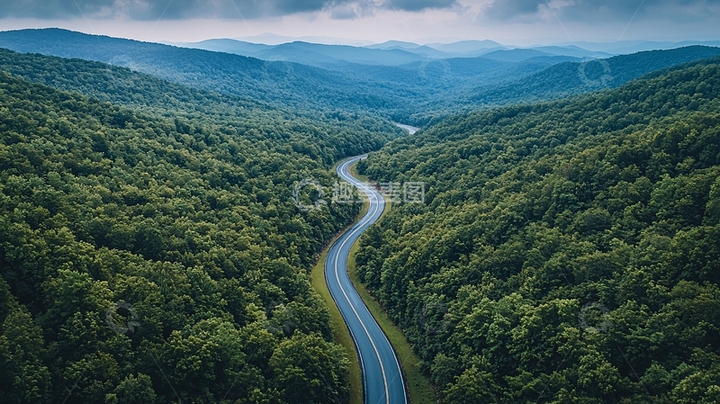 高清大图下载【趣麦麦图】蜿蜒公路穿梭森林山谷