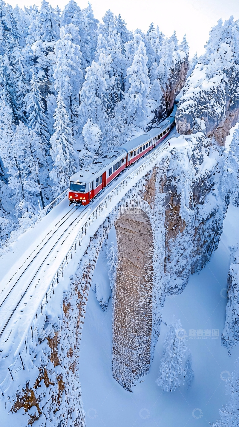 高清大图下载【趣麦麦图】雪山上的红色列车