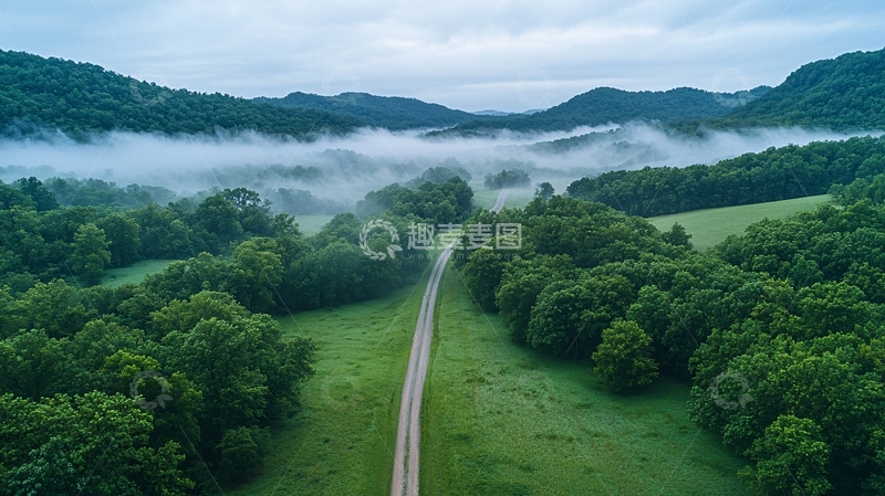 高清大图下载【趣麦麦图】清晨雾气笼罩山谷公路