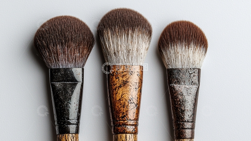 高清大图下载【趣麦麦图】三把用旧的化妆刷