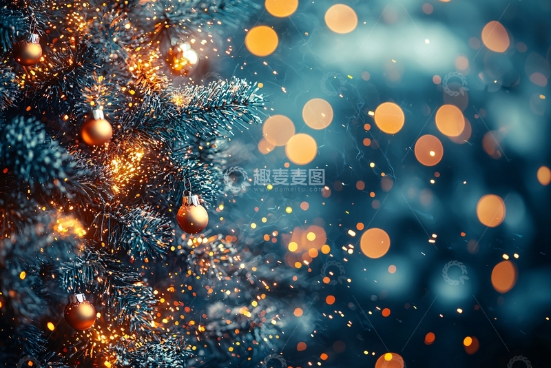 高清大图下载【趣麦麦图】圣诞树上装饰着金色