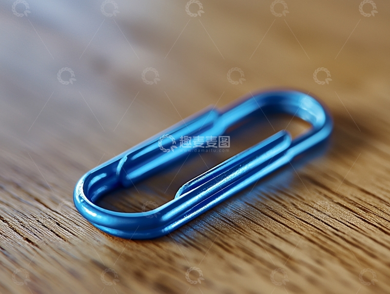 高清大图下载【趣麦麦图】蓝色别针置于木纹表面