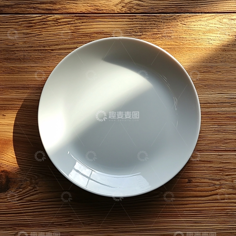 高清大图下载【趣麦麦图】白色圆形餐盘在木桌上