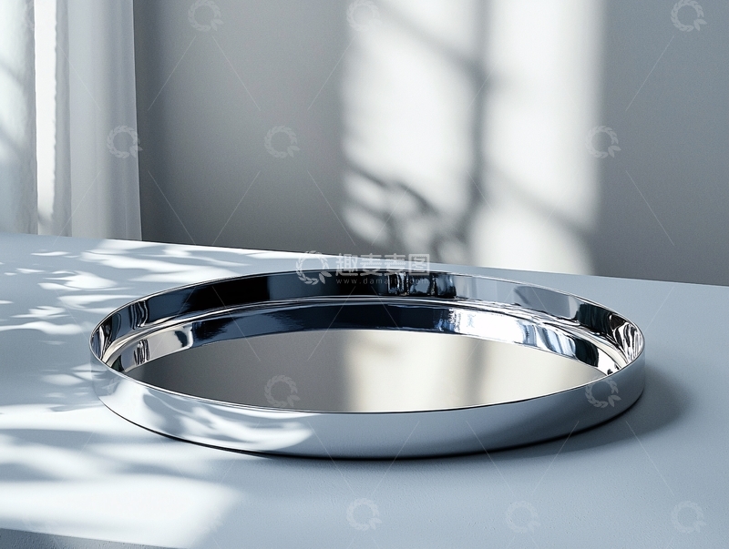 高清大图下载【趣麦麦图】银色托盘置于桌面光影中