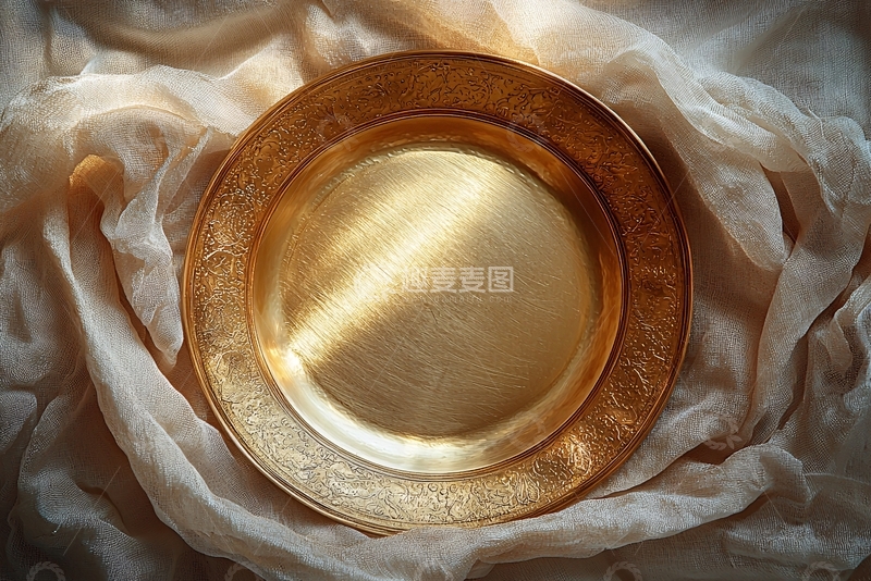 高清大图下载【趣麦麦图】金色盘子在米色织物上