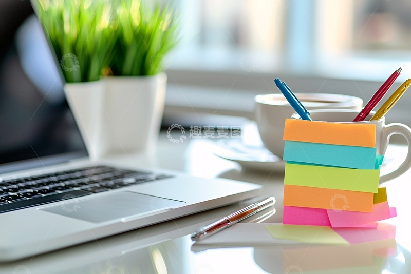 高清大图下载【趣麦麦图】办公桌上的笔记本