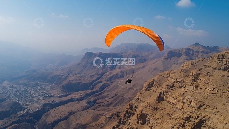 高清大图下载【趣麦麦图】橙色滑翔伞山地飞行