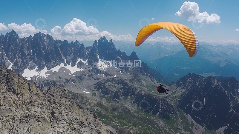 高清大图下载【趣麦麦图】滑翔伞飞越阿尔卑斯山脉