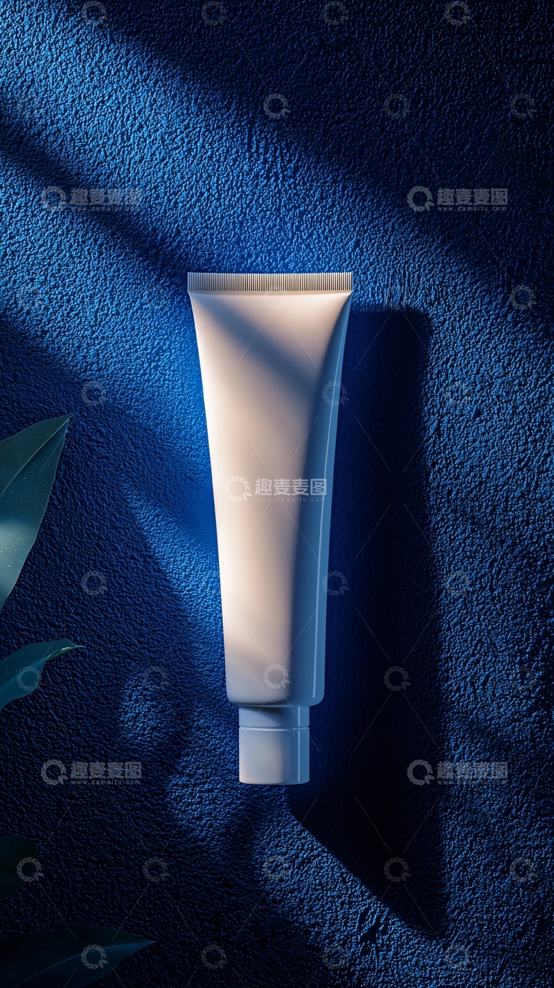 高清大图下载【趣麦麦图】蓝色背景上的白色管状产品