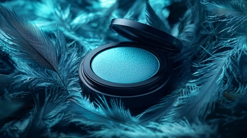 蓝绿色眼影与羽毛的静物