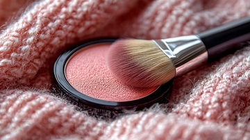 粉色腮红刷在毛衣上