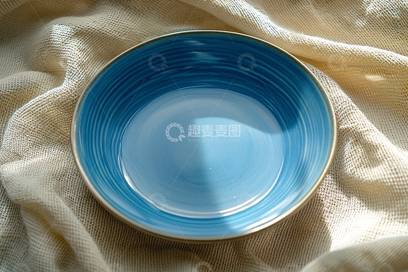 高清大图下载【趣麦麦图】蓝色的碗在米色布上