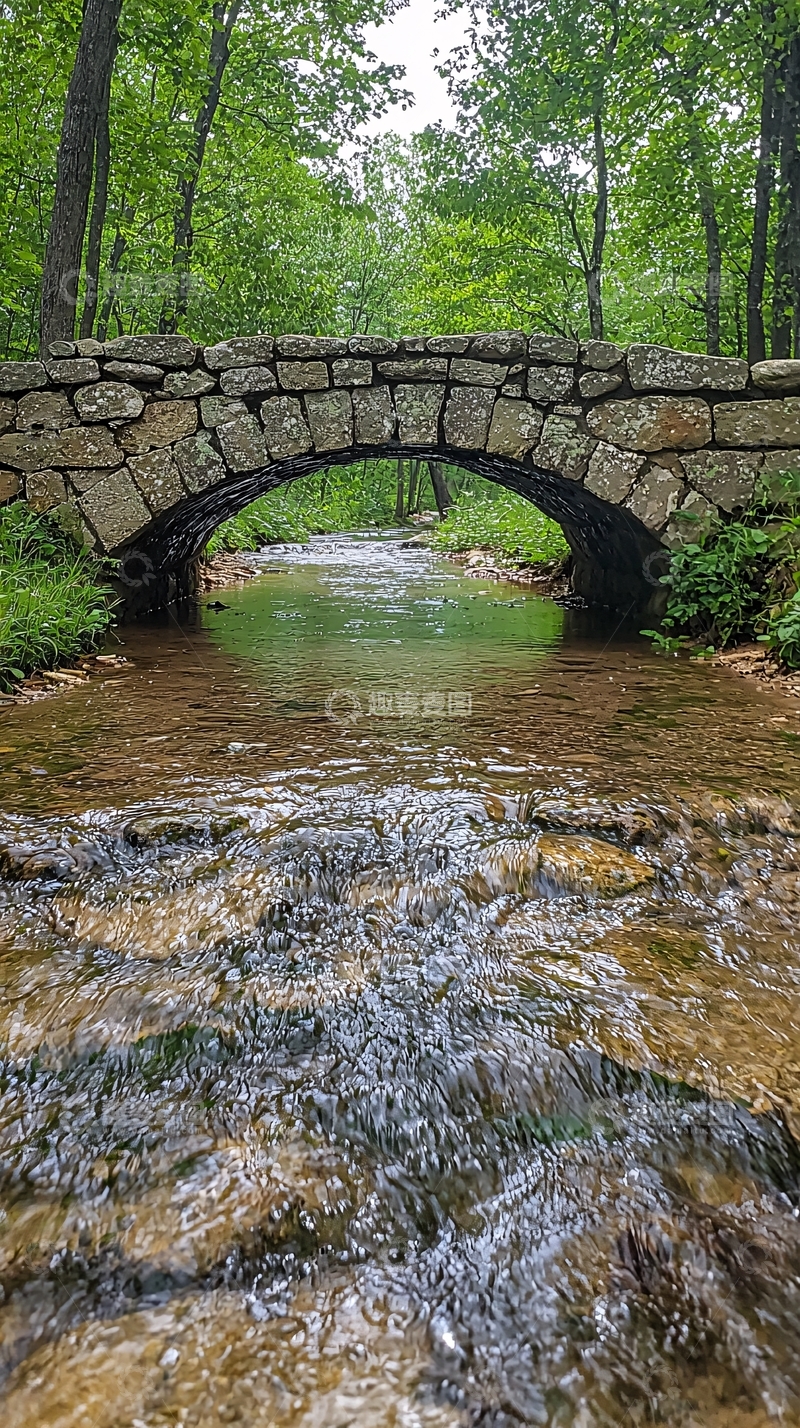 高清大图下载【趣麦麦图】溪流上的石拱桥