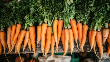 新鲜上市的胡萝卜