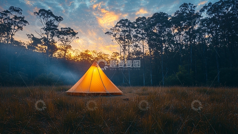 高清大图下载【趣麦麦图】黄昏森林里发光的帐篷