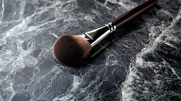 化妆刷放置于大理石纹理之上