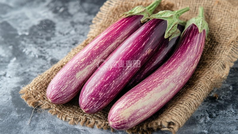 高清大图下载【趣麦麦图】-三根紫白条纹茄子