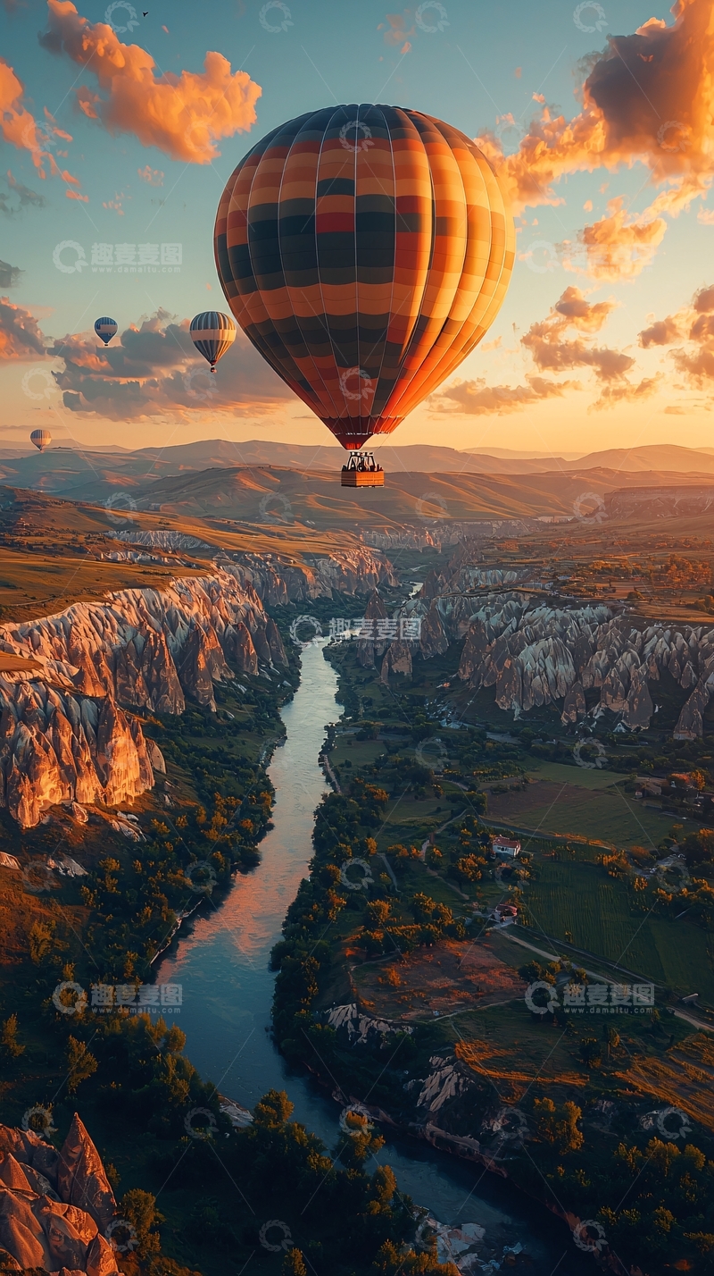 高清大图下载【趣麦麦图】热气球飞过峡谷河流