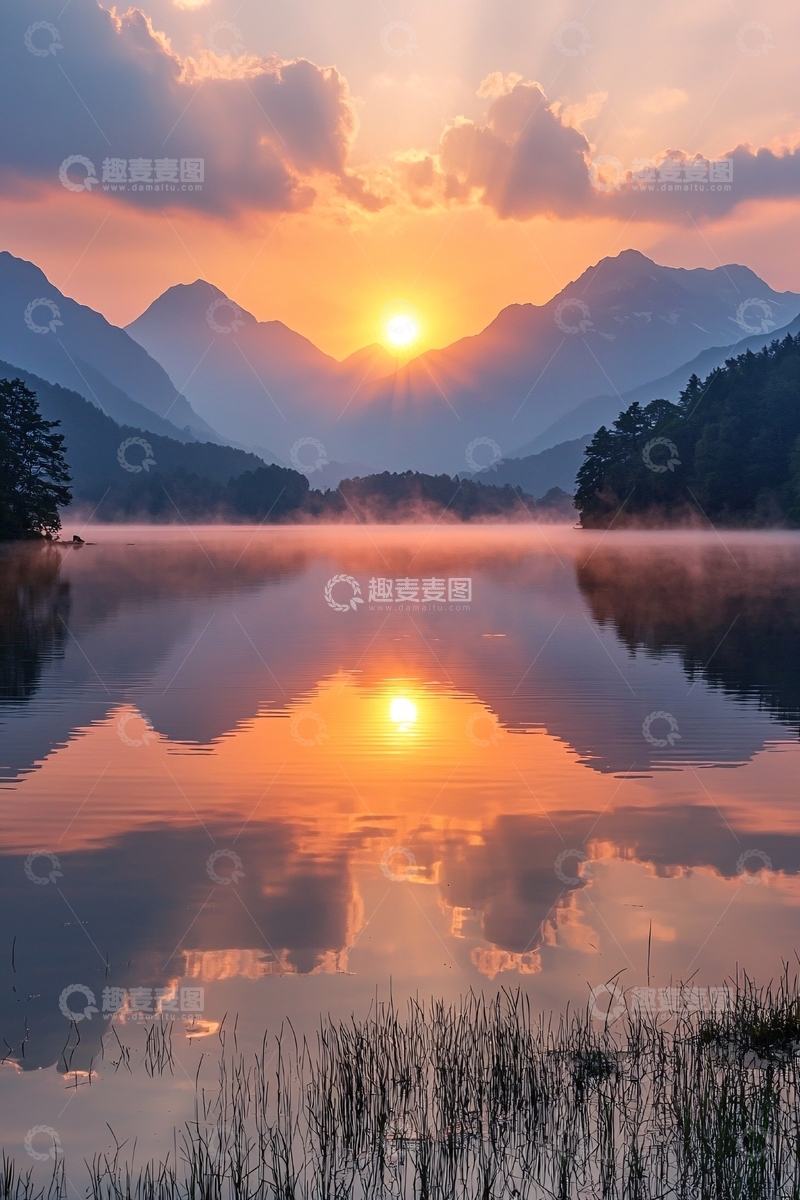 高清大图下载【趣麦麦图】湖面群山日出倒影
