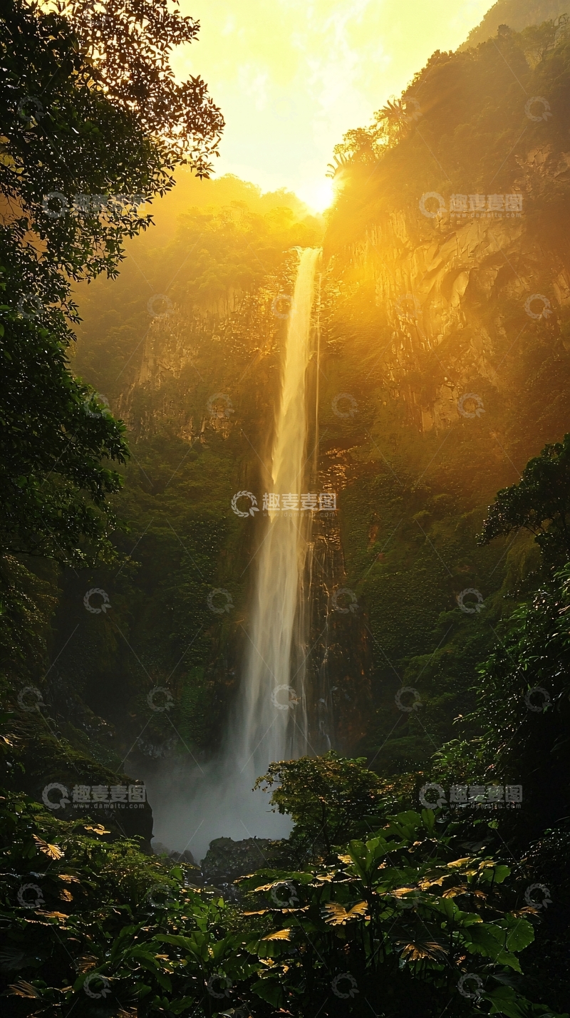 高清大图下载【趣麦麦图】金色阳光下的壮丽瀑布