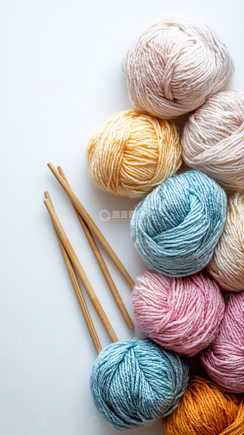 高清大图下载【趣麦麦图】彩色毛线球和木制针织针