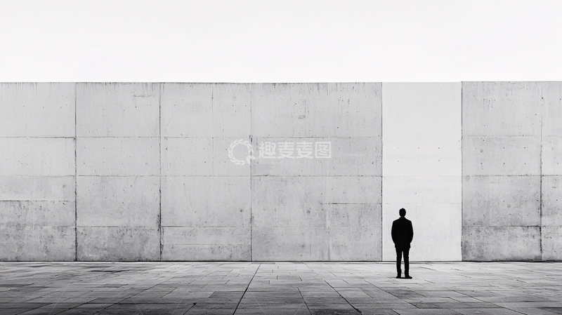 高清大图下载【趣麦麦图】单人面对高墙黑白照片