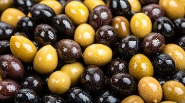 黑橄榄和绿橄榄混合特写