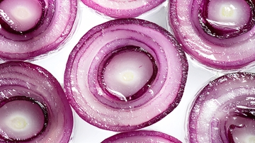 红洋葱切片特写