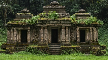 苔藓覆盖的古老石庙