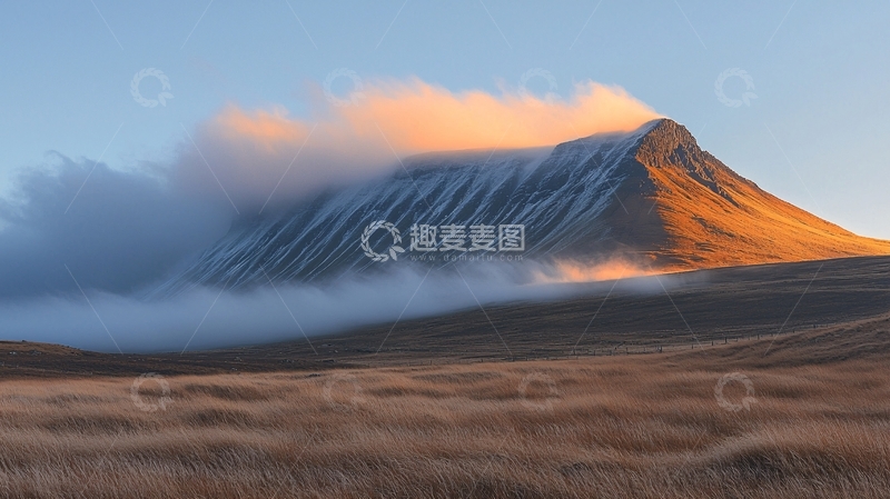 高清大图下载【趣麦麦图】日出时分云海环绕的山峰