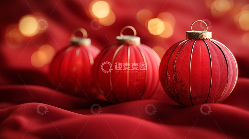 高清大图下载【趣麦麦图】红丝绒布上三个红色圣诞球