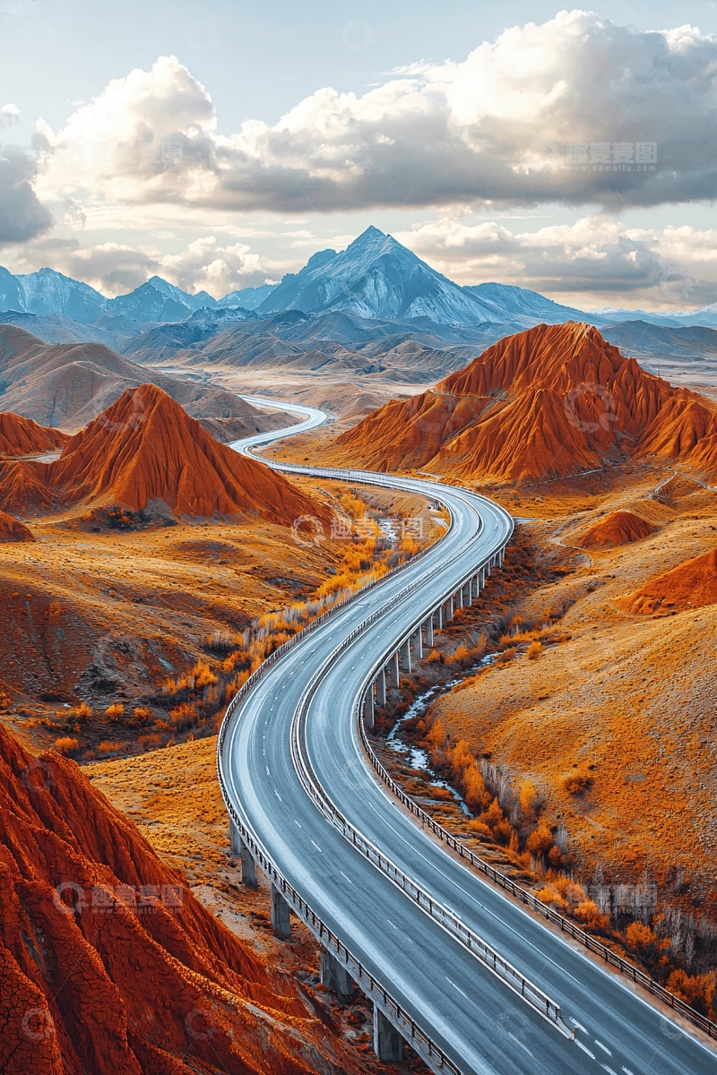 高清大图下载【趣麦麦图】公路蜿蜒山峦之间