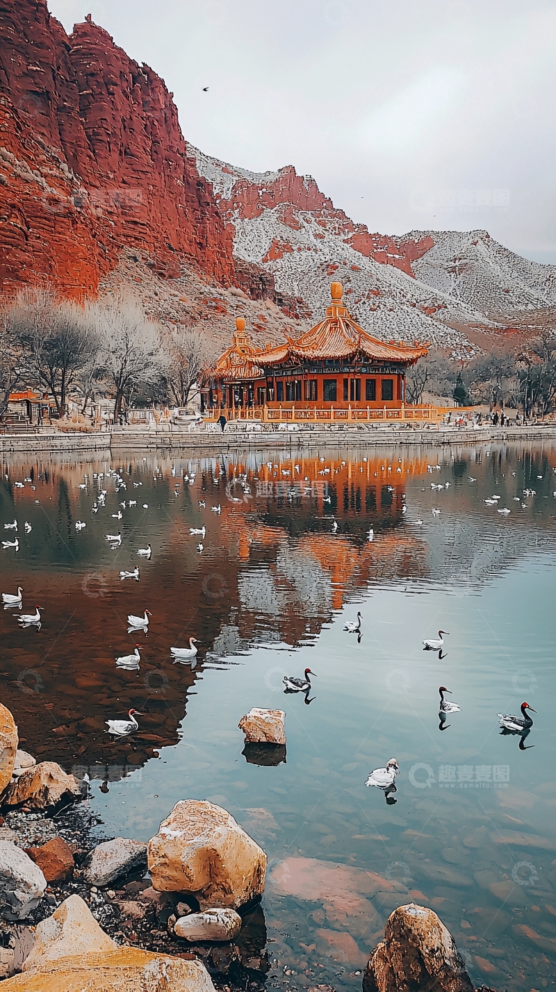 高清大图下载【趣麦麦图】红山映衬下的湖边古建筑