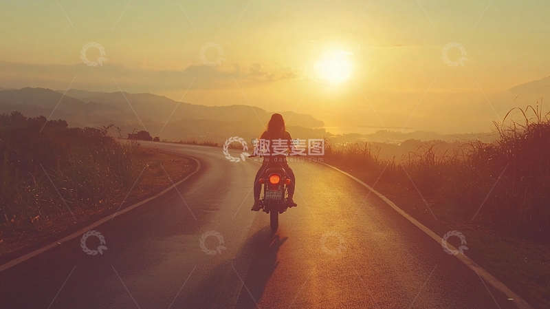 高清大图下载【趣麦麦图】落日余晖下骑摩托的女子