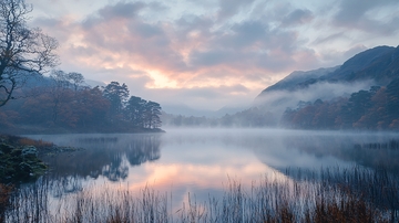 清晨薄雾山谷湖泊