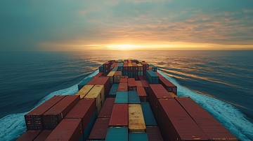 集装箱货轮海上日落