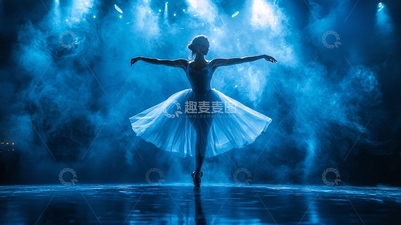 高清大图下载【趣麦麦图】蓝色舞台灯光下的芭蕾舞演员
