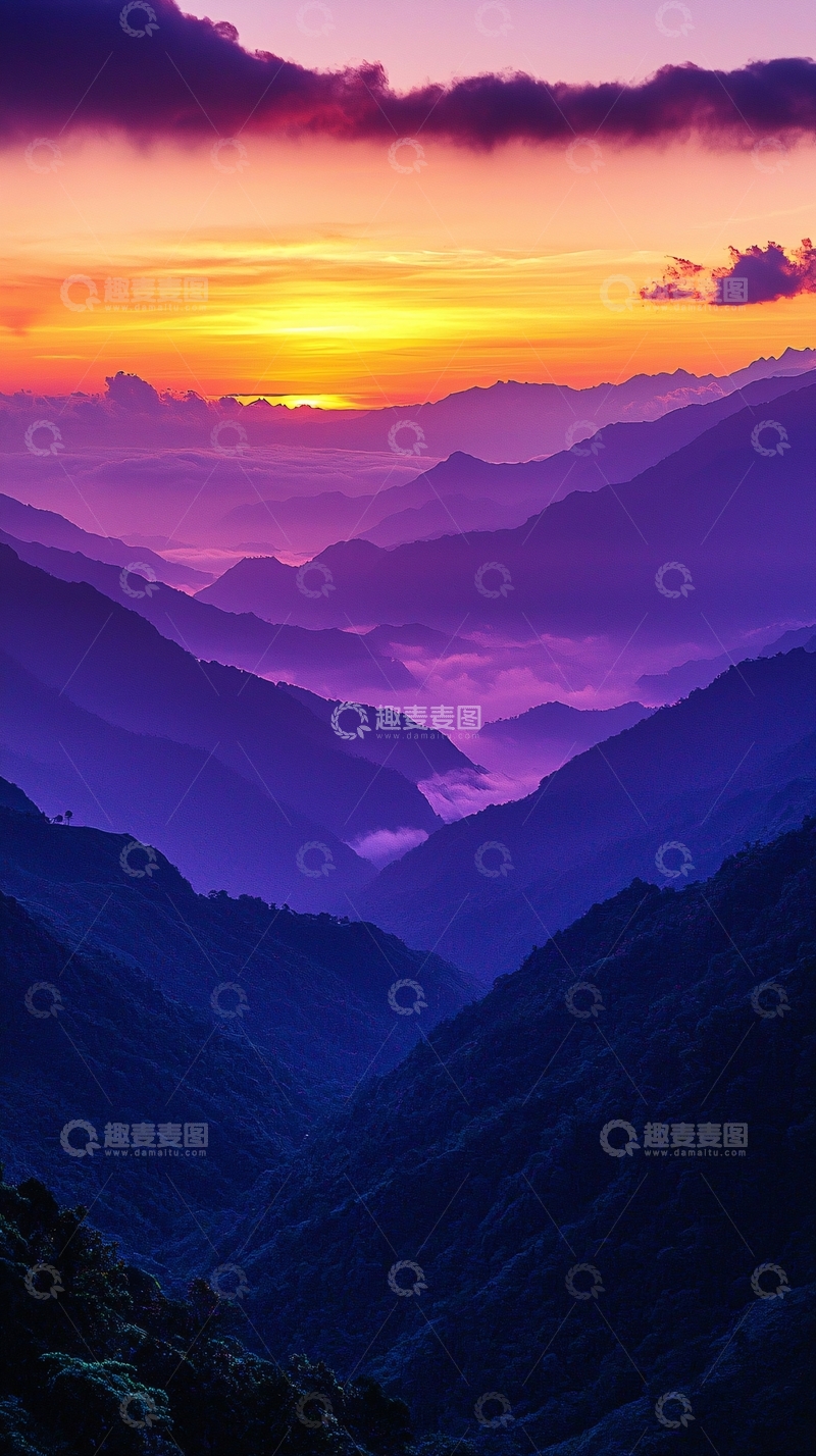 高清大图下载【趣麦麦图】紫霞紫罗兰色山脉日出