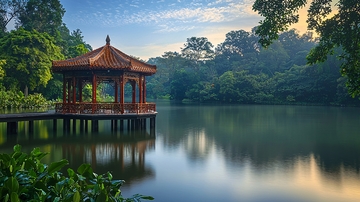 清晨湖边中式凉亭
