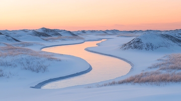 冬日雪景河流蜿蜒