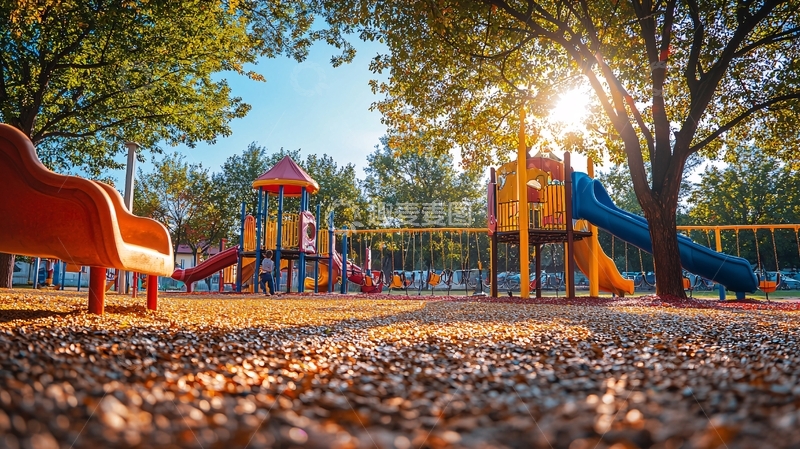 高清大图下载【趣麦麦图】阳光下秋日儿童游乐场