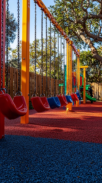 彩色儿童秋千